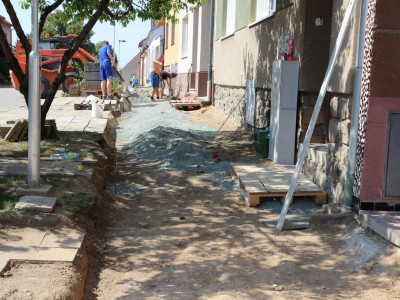 Rekonstrukce chodníku na ulici Ježkov, r. 2014
