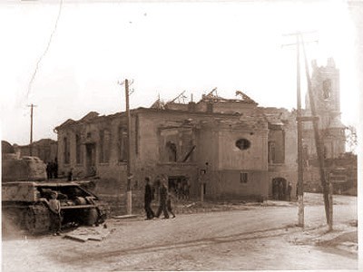 Sokolovna. Vlevo tank T34/85 ��slo 6 od 7. mech. sboru. Vpravo ruina Sokolovny, kter� byla slavnostn� otev�ena dne 29.8.1909, po v�lce byla budova odstran�na.