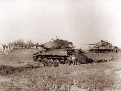 Vraky tank�. Vraky tank� T34/85 po ��ste�n� demont�i na n�vr�� u kostela.