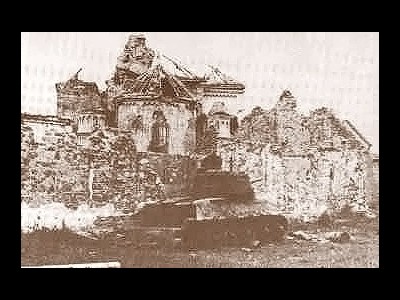 Kostel V�ech svat�ch. V pop�ed� kostela je vid�t tank Rud� arm�dy T34 zni�en� v pr�b�hu boj� ve dnech 18.-24. dubna 1945.