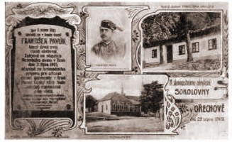 Reprodukce dobové pohlednice věnované Františku Pavlíkovi, který byl zabit v roce 1905 při manifestaci za českou univerzitu. 