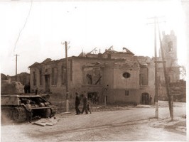 Sokolovna. Vlevo tank T34/85 číslo 6 od 7. mech. sboru. Vpravo ruina Sokolovny, která byla slavnostně otevřena dne 29.8.1909, po válce byla budova odstraněna.