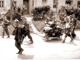 Němečtí zajatci. Kolona německých zajatců prochází Ořechovem.