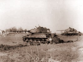 Vraky tanků. Vraky tanků T34/85 po částečné demontáži na návrší u kostela.