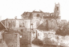 Kostel Všech svatých. Pohled na místa nejtěžších bojů 18.-24.4.1945. Na věži kostela Všech svatých byla v průběhu bojů pozorovatelna německého vojska.