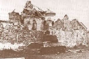 Kostel Všech svatých. V popředí kostela je vidět tank Rudé armády T34 zničený v průběhu bojů ve dnech 18.-24. dubna 1945.
