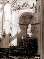 Kostel Všech svatých. Pohled na poškozený interiér kostela Všech svatých.