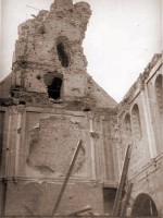 Kostel Všech svatých. Východní pohled na zbytek věže kostela. 