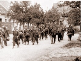 Němečtí zajatci. Kolona německých zajatců prochází Ořechovem.