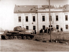 Škola. Jiný pohled na tank T34/85 číslo 6 od 7. mech. sboru. V pozadí škola rovněž po válce odstraněná.
