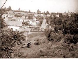 Ořechovičky. Pohled na Ořechov z nynější ulice Na kopci směrem na „Fabriku“.